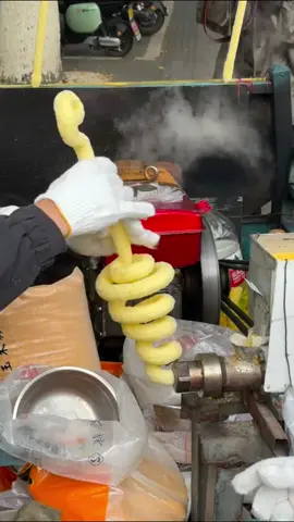 Do you used to be a balloon seller, bro? #creative #ricepuffstick #snacks #skill #students #kids #art #amazingChinesepeople #havefun #insteresting #enjoy #happylife #share Credit to 32861008242 on Douyin.