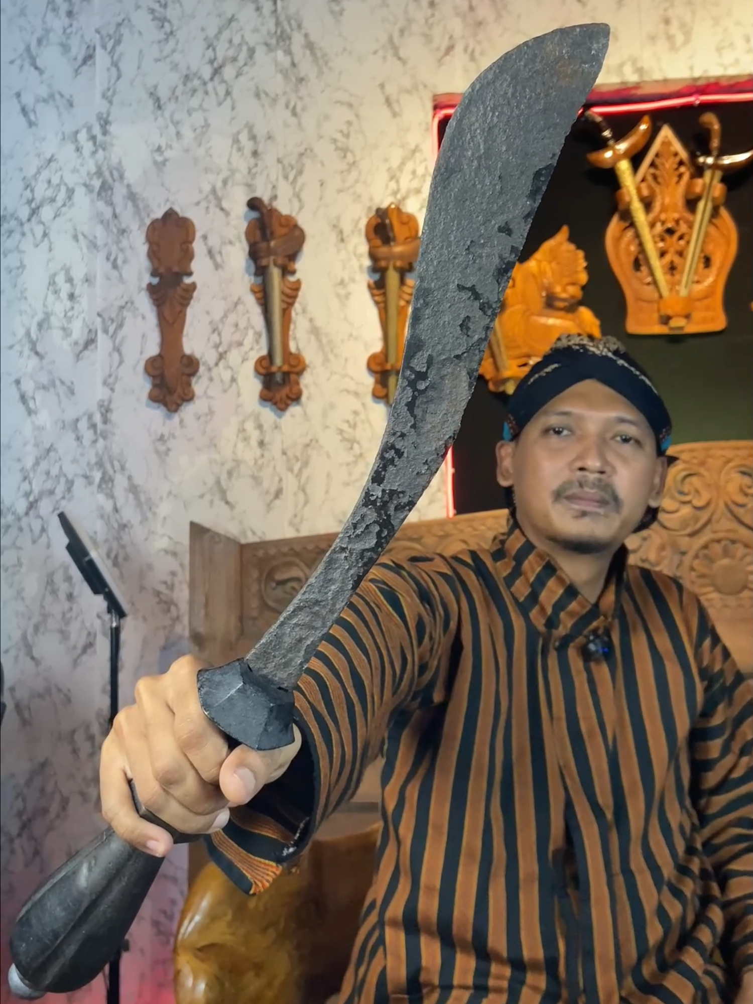Pedang Lar Bangau koleksi Warung Antik, unik dan antik... #warungantik #keris #kerispusaka #pusakaindonesia #budaya #budayajawa #kerispusakaindonesia #kerisnusantara #kerismataram #kerisantik #keristuban #kerisraksasa #budayaindonesia #ethnic #pusaka #pusakanusantara #history #etnik #kuno #antik #majapahit #sriwijaya #medang #kerajaanmedang #medangkamulan #bethok #kadga #tilam #pedang #larbangau