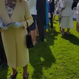 nothing defines better respect than a proper handshake  Mohammed and queen Elizabeth of UK  🇦🇪🇬🇧👑 #fazza #princeofdubai #son #queenelizabeth #mydubai #unitedkingdom 