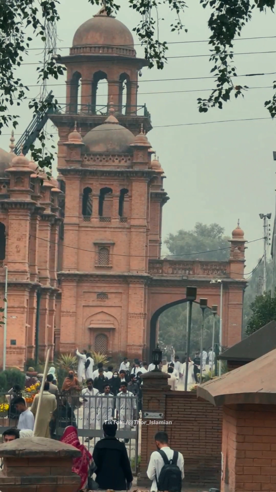 Feel The Lyrics Than Cmnt: ته دې ته وې خوشحاله چې زوانیګم خائیسته کیګم زہ دې ته وُم خفه چې په زوال کې ګرزیدې روان درسرہ ستورې وُو کتل دې ورته هم نه د چا د مُقدّسې مینې پال کې ګرزیدې Voice: Waqar Yousafzai  Poet..  ............................/ Videography+Edit: Talha Yousafzai..