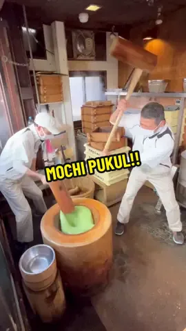 Replying to @𝙉𝙪𝙧𝙢𝙖 𝙎𝙖𝙮𝙖𝙣𝙜💋 MOCHI PUKUL PALING VIRAL SAK JAPAN … bisa gitu ya tangannya gak kena gepuk 🤣😂 #nanakoot #nanakootjapan 