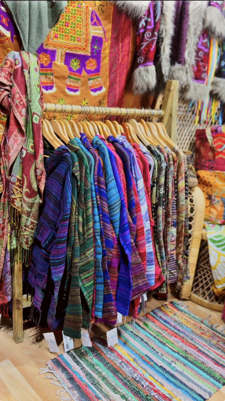 ☮️ Abrigo Hippie Boho ☮️ ♡ Carol Bohemian Style ♡ ★ Magia, moda, accesorios, hogar, energías ★ #macramé #hippieshop #tiendahippie #hippiechic #hippielife #hippielifestyle #hippie #tiendahippieencadiz #hippievibes #hippielook #hippieclothes 