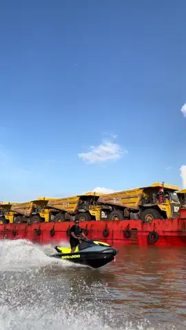 PESONA MAIN JETSKI DI SUNGAI MAHAKAM VIEWNYA TRUCK HD + EMAS HITAM😎💰 RENTAL JETSKI SAMARINDA Everyday 10.00 - 16.00 RSRV : 08115290234 #jetskimahakam #sungaimahakam #samarinda #terassamarinda 