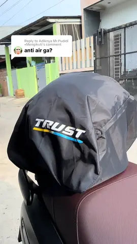 Replying to @Adiknya Mr.Pudidi •Mengikuti Yukk buruan di order cover helm trust waterproof sebelum kehabisan👇🏻#coverhelm #antiair #bahantebal #coverhelmtrust #fypp 