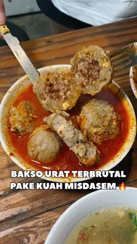 Bakso urat super brutal, yang pecinta urat wajib cobain sih karena setiap gigitannya penuh sama urat! Baksonya tuh padat beda sama bakso kebanyakan, jadi berasa makan daging banget jatuhnya. Kuahnya di racik dengan kuah misdasem, pedas, gurih, asam dari jeruk nipis, sedikit manis dari kecap manis bener2 bikin ngiler! Lokasi : Bakso 5 Saudara Gg. Masjid III No.50, Babakan Surabaya, Kec. Kiaracondong, Kota Bandung, Jawa Barat 40281 #gedeinperut #gedeinperutbandung #kulinerbandung #bakso #baksobandung #bandungfoodies #TikTokCreatorSearchInsightsIncentive #ttpetualangpro 