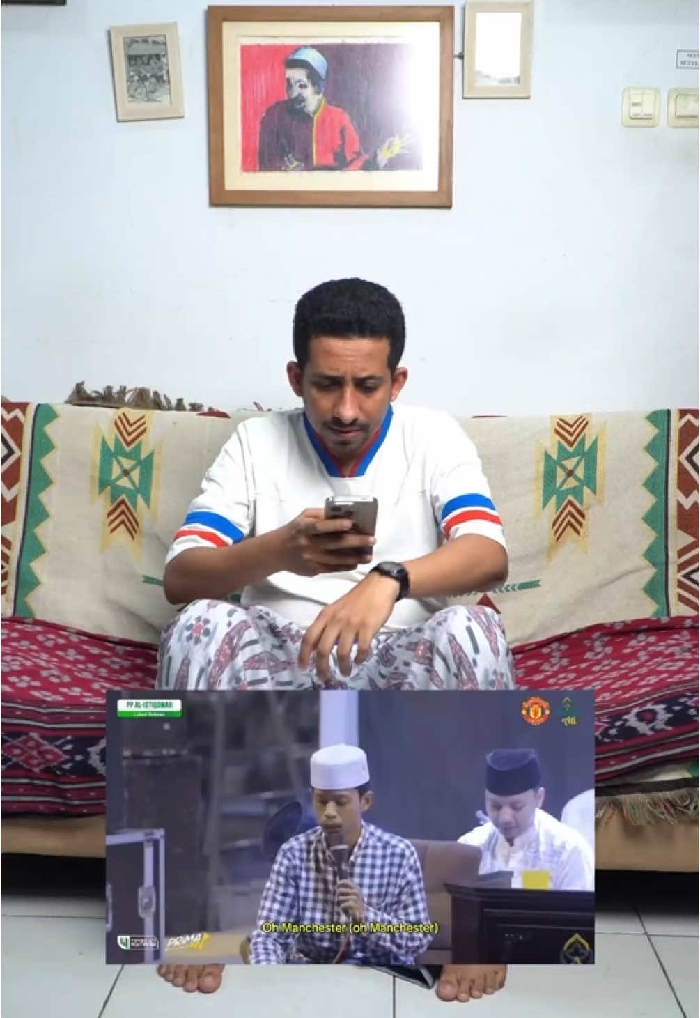 Ngefans MU tak masalah, apalagi sekarang menang terus. Jarang-jarang ‘kan tuh? 😁  Tp sengefans apapun kita pd sesuatu, harus sesuai jalannya Nabi Muhammad dan tetap lebih ngefans pd Nabi Muhammad. 