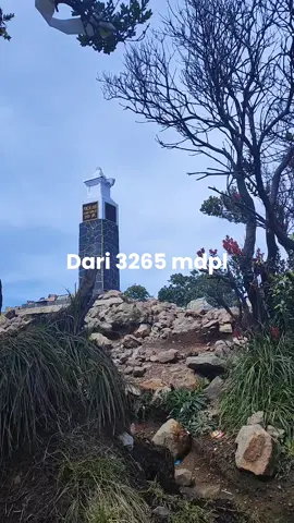 cemoro sewu mantep bgt .  .  .  #gununglawu #gununglawu3265mdpl #fypシ゚viral #tektok #gunungindonesia #puncakhargodumilah3265mdpl #pendakipemula #pesonaindonesia #gunungjateng 