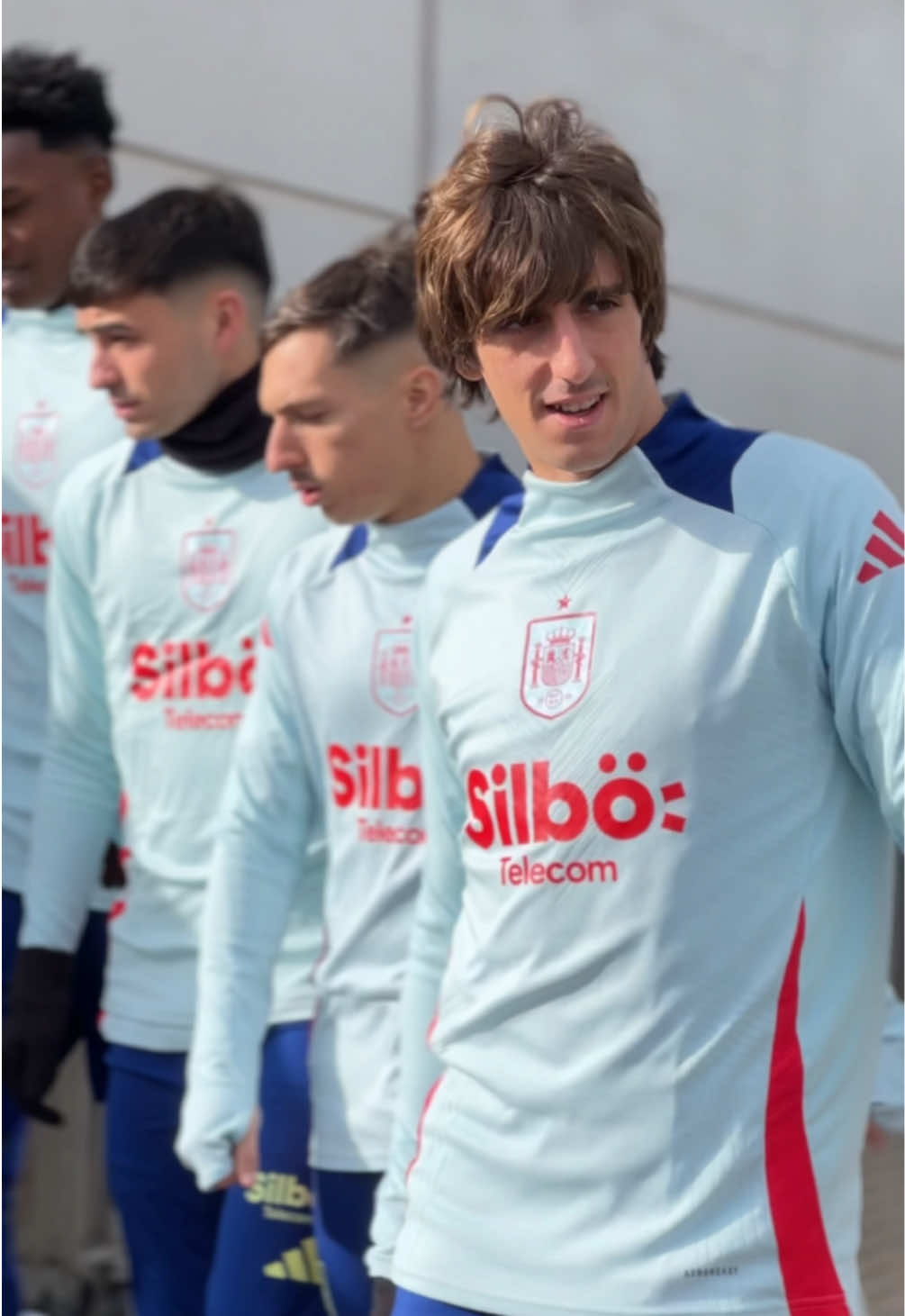 ❄️ Frío y #ASMR de botas en la salida del equipo al entrenamiento en Las Rozas. #VamosEspaña | #NationsLeague | #tiktokfootballacademy | #deportesentiktok 