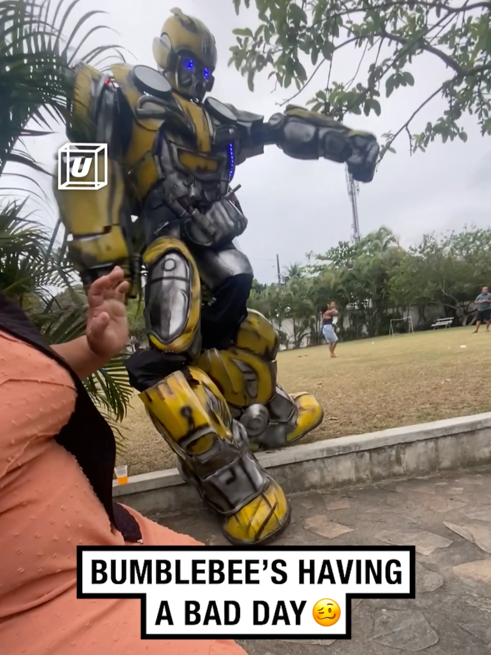Not him losing his head 😂🤖 🎥: Viralhog #UNILAD #unexpected #funnyy #fail #fall #transformer #transformers