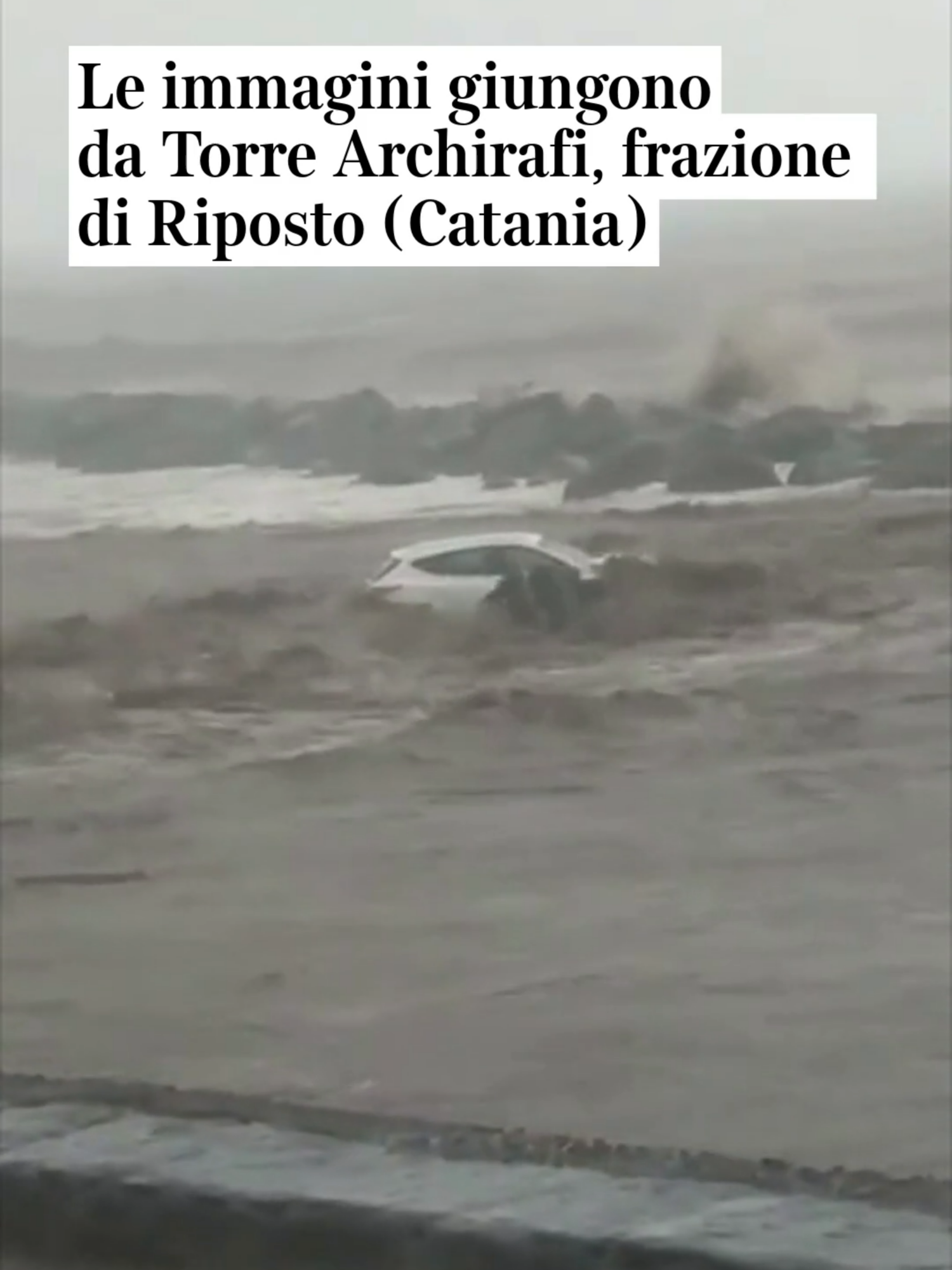 Le immagini da Torre Archirafi, una frazione di Riposto in Sicilia: il torrente esonda e trascina un’automobile in mare in pochi secondi. Una donna assiste alla scena e lancia grida di spavento. I territori principalmente interessati oggi – mercoledì 13 novembre – dal maltempo sono i comuni di Giarre, Acireale e Linguaglossa. Richiamato il personale dei vigili del fuoco in servizio straordinario per garantire supporto ed assistenza. In azione anche sommozzatori e soccorritori fluviali inviati dal Comando provinciale di Siracusa per garantire supporto operativo alle squadre locali. Una squadra del distaccamento di Riposto è intervenuta per soccorrere persone ed auto rimaste bloccate sull'autostrada A18 al chilometro 56 tra Fiumefreddo e Giarre. 👉 Video disponibile anche sul sito del Corriere #maltempo #sicilia #auto #mare #corrieredellasera #notiziedelgiorno