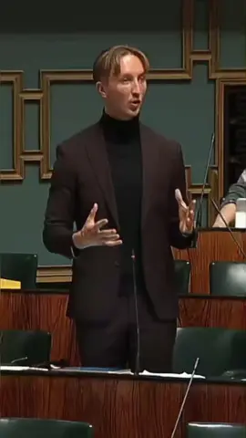 PERUSSUOMALAISET VIDEOLLA PUOLUSTAMASSA PIENITULOISIIN NUORIIN KOHDISTAMIAAN LEIKKAUKSIA. MITÄ IHMETTÄ TAAS? Perussuomalaiset siis poistavat nuorilta kuntoutusrahan ja käytännössä tukkivat nuorten pääsyn nuotti-valmennuksen. Aivan järjetön päätös, mutta niin ovat heidän vastauksetkin! Koko ajan heidän johdollaan tehdään todella eriarvoistavia päätöksiä ja perustelut on tätä tasoa. Jokainen voi vetää itse johtopäätöksensä. --- Mikä on nuotti-valmennus, joka nyt käytännössä alasajetaan? Nuotti-valmennus on auttanut nuoria parantamaan työllistymismahdollisuuksiaan ja kouluttautumaan. Kuntoutukseen osallistuneiden seurantatutkimuksen mukaan työkykynsä heikoksi kokevien määrä puolittui valmennuksen aikana ja työkykynsä hyväksi kokeneiden määrä kolminkertaistui.