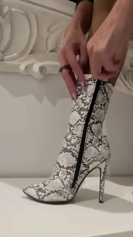 BOTÍN SERPIENTE MUJER. 🐍 Snakeskin booties. #boots #snakeskinboots #shoes #shoestyle #shoesaddict #shoestagram  #StreetStyle #style #styleblogger #styleinspiration #stylefashion #styleblog #instastyle #fashion #fashionblogger #fashionstyle #fashionnova #fashiondesigner #fasionwoman #fashionwomans #womans #womanslook #womanstyle #outfit #outfits 