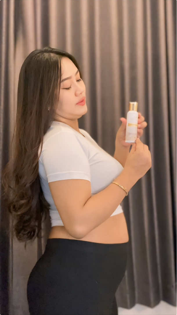 Kulit perut pasca melahirkan perlu banget perhatian extra.  Setelah mengendur stretchmark bermunculan , untungnya ada Stretchmark and Therapy oil dari @derbeaule  Membantu mengurangi stretchmark ku , aku pakai sejak hamil dan setelah melahirkan ✨ #derbeaule #antistretchmark #oilstretchmark #stretcmarkoil #stretchmark #stretchmarks #stretchmarkpascalahiran #stretchmarkhamil #hamil #bumil #busui #lahiran #creamstretchmark #perawatanstretchmark 