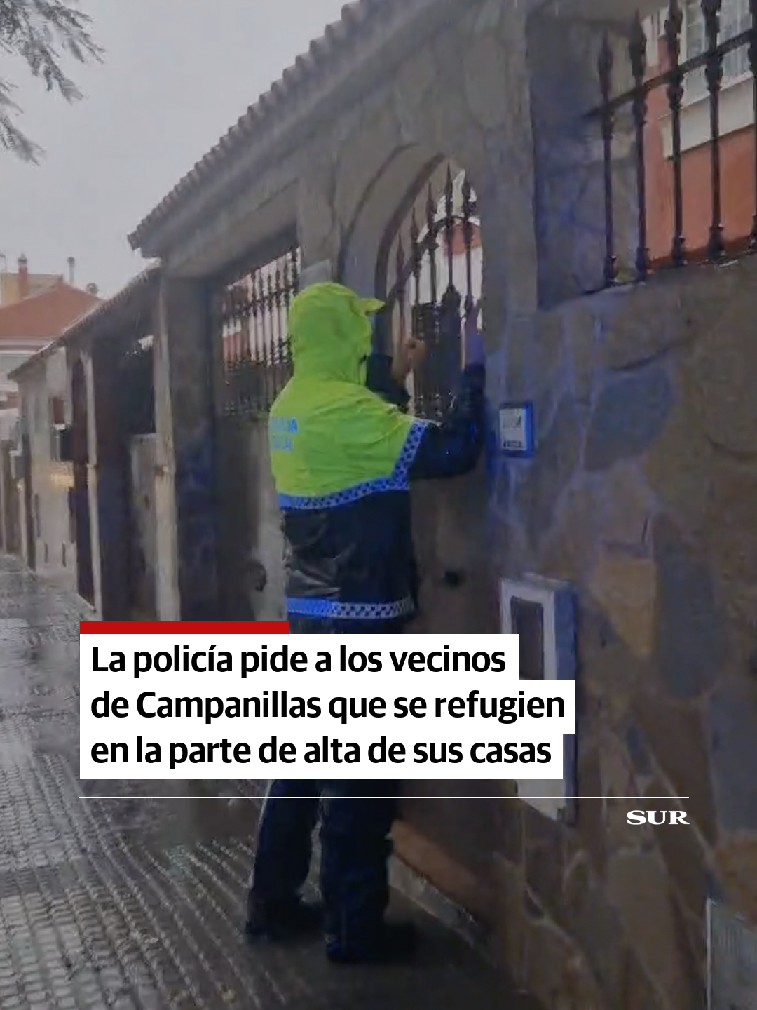 La policía pide a los vecinos de #Campanillas que se refugien en la parte alta de sus casas ante el desbordamiento del río. 🚓 más en SUR.es