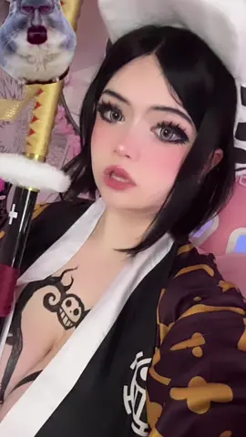holy fweak >^< #trafalgarlaw #law #lawcosplay #trafalgarlawcosplay #femalelaw #genderbend #genderbendcosplay #onepiece #onepiececosplay #onepiecelaw #fyp #foryoupagе #milkienyan 