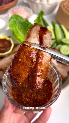 ส่วนผสม - คอหมู 1,000 กรัม - น้ำตาลปี๊บ 1 1/3 ช้อนโต๊ะ - น้ำปลา 2 ช้อนโต๊ะ - ผงปรุงรสหมู 1/2 ช้นโต๊ะ  - ข้าวคั่ว 1 ช้อนโต๊ะ  - พริกป่น 1 ช้อนโต๊ะ ใช้ไฟ 180 ด้านละ 20 นาทีค่ะ ขึ้นกับความหนาของคอหมูด้วยนะคะ 