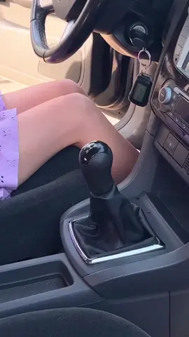 Stylisation du levier de vitesse façon Barbie 💅🏻 #barbie #brigolage #DIY #voiture #creative #carsoftiktok #pink