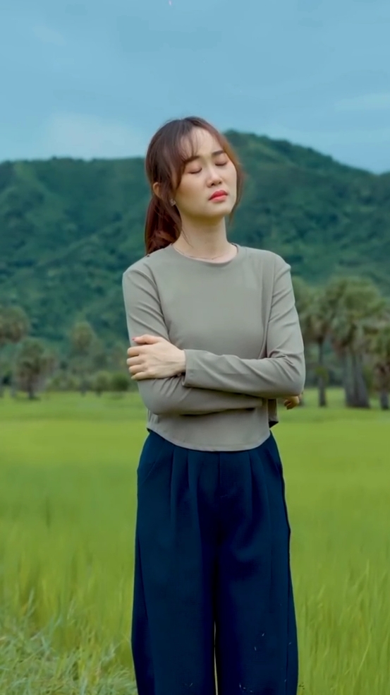 មិនងាយទេ ទម្រាំបាន ទម្រាំបានស្រលាញ់ តែម្ដេចសុខៗក៏ចាកចេញ ដាច់ចិត្តម៉្លេះ? 😓 #ឱបមិនចង់លែង  #អ៊ីវ៉ា 