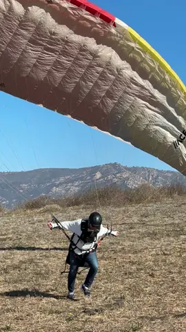 My dads first time paragliding. He’s a pro!
