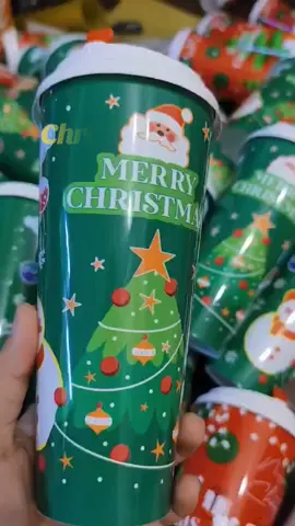Christmas tumblers with lids gor only 15 pesos . 22oz , made of hard plastic . Reusable . #christmasgiftideas #Christmas #holidaygifts #christmasdecor 