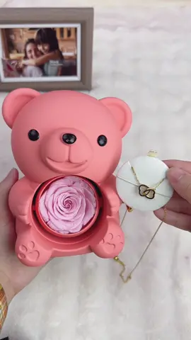 Si alguien me regala esto, literalmente muero de felicidad! Un osito adorable, una rosa que nunca se marchita y un collar de doble corazón que simboliza amor eterno... ¡sería el regalo perfecto para hacerme llorar de emoción! Es tan hermoso y lleno de significado, ideal para expresar amor puro🥹🥹🌹 . . . AQUI GR DEJO EL ENLACE PARA QUE LO VEAS👇 #R#RegaloEspecialD#DetallesConAmo #rosebear#tiktokshopcybermonday #tiktokshopblackfriday ##RRegaloEspecialD#DetallesConAmo rl#IdeaDeRegaloS#SorprendeConEstilo R#RegalosNavideñosA#galoPerfecto #giftideas #regalo