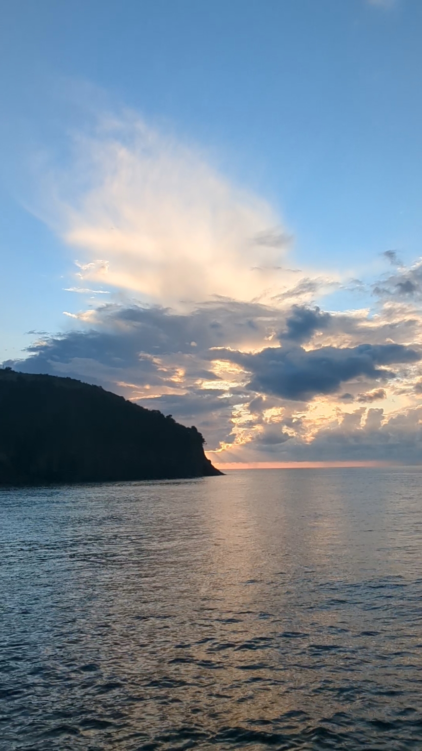 Sunset.. #atardecer #sonnenuntergang #sunset #sunsetlover #sunsetvibes #scorpions  #scorpionsband #scorpionsalwayssomewhere  #beachvibes 