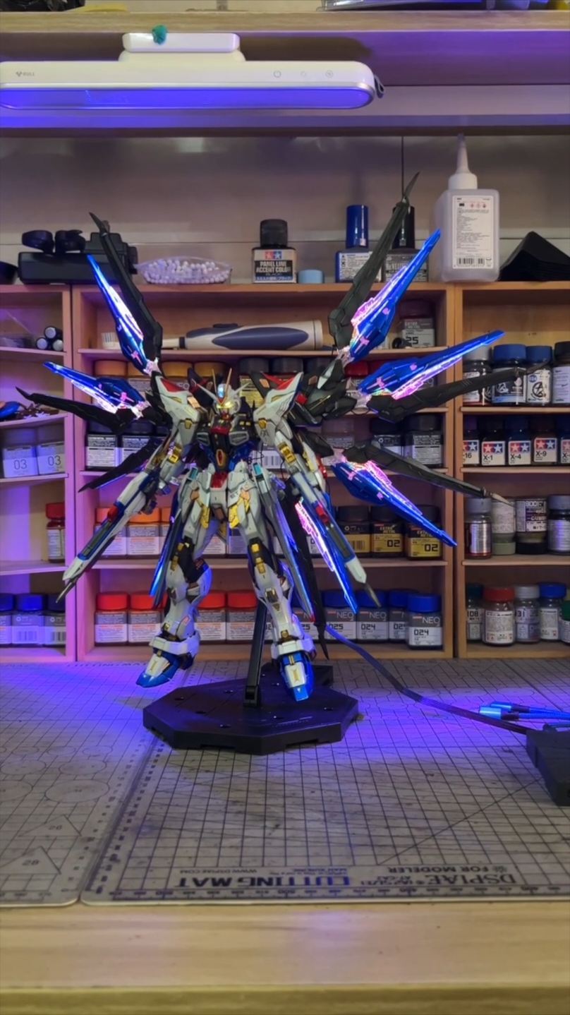 Check out the KOSMOS MGEX Strike Freedom Gundam Light Set in action—Gundam fully activated! ⚡✨ Even without the DDB Light Wings, the effect is pure magic, lighting up every detail and turning it into a masterpiece. In pre-order now, shipping begins this December! 👉 Search “MGEX” at takaramodel.com to see all the light set details.#Gundam #Gunpla #gundamtiktok #Foryou #takaramodel #kosmos 