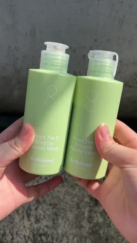 🌸By Wishtrend cùng bạn khám phá và trọn vẹn những vẻ đẹp độc đáo. Thông qua việc sâu sát phân tích nhu cầu của cộng đồng người dùng, By Wishtrend đã tạo ra các sản phẩm chăm sóc da chuyên biệt, phù hợp với từng loại da, giúp bạn tái tạo và nuôi dưỡng làn da khỏe mạnh từ bên trong. 🌸Trong đó, Sữa rửa mặt dạng bột trà xanh By Wishtrend là một sản phẩm được ưa chuộng bởi khả năng làm sạch sâu, lấy đi tế bào chết mà không hề gây ra tình trạng da bị khô ráp hay kích ứng. Công thức độc đáo của sản phẩm với sự kết hợp hoàn hảo giữa trà xanh, enzyme tự nhiên và Sodium Bicarbonate đã mang lại hiệu quả vượt trội trong việc tẩy sạch tạp chất, giúp lỗ chân lông thông thoáng, cải thiện kết cấu da, từ đó gia tăng sự mịn màng và khỏe khoắn cho làn da. 🌸Đáng chú ý, trong sản phẩm không chỉ có tác dụng làm sạch mà còn phát huy những công dụng bổ ích khác như chống oxy hóa, làm dịu da, tẩy tế bào chết nhẹ nhàng và ngừa mụn. Hơn thế, sản phẩm không chứa những thành phần gây kích ứng như Ethanol, Paraben hay chất tạo màu, mang lại trải nghiệm dịu nhẹ và an toàn cho mọi loại da, đặc biệt là da nhạy cảm và da dễ bị mụn. 🌸Cách sử dụng: tùy vào nhu cầu của từng người mà có thể tăng hoặc giảm lượng bột và nước.  •Nước 3: Bột 7 - Tẩy da chết vật lý hiệu quả •Nước 7: Bột 3 - Làm sạch sâu •Nước 5: Bột 5 - Tạo bọt dày bông mịn #bywishtrendvn #greentea&enzymepowderwash #ruamat3in1 #botruamat #wishtrendvn #Bywishtrend #Greentea&enzymepowderwash #ruamat3in1 #botruamat #wishtrendvn #lovebywishtrend #cleanser #suaruamat #traxanh #enzyme #skincaretrend #skincare #kbeauty #review #influencer #ugc #reviewlamdep #goclamdep #beauty #tiktok #xuhuong #viral @By Wishtrend Việt Nam @wishtrendvietnam 
