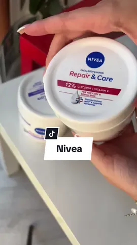 Hirdetes| Számomra testápolót illetően az a legfontosabb, hogy tényleg hidratálja a száraz bőrömet. A NIVEA Repair & Care piros változata nemcsak kellően ápolja a bőrömet, de a feszülő bőr érzését is enyhíti. Próbáld ki te is 😊💓 @NIVEA #nivea #skincare #nivearepair&care #reklam