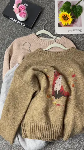 This fox print sweater is a favorite of fashionistas. Exquisite fox prints are lifelike, as if jumping on a sweater, adding a bit of agility and playfulness to the whole. Soft material, warm and comfortable upper body. It can be paired with jeans to show casual style, and it can also be paired with short skirts to show sweet style, which is a personal choice.
