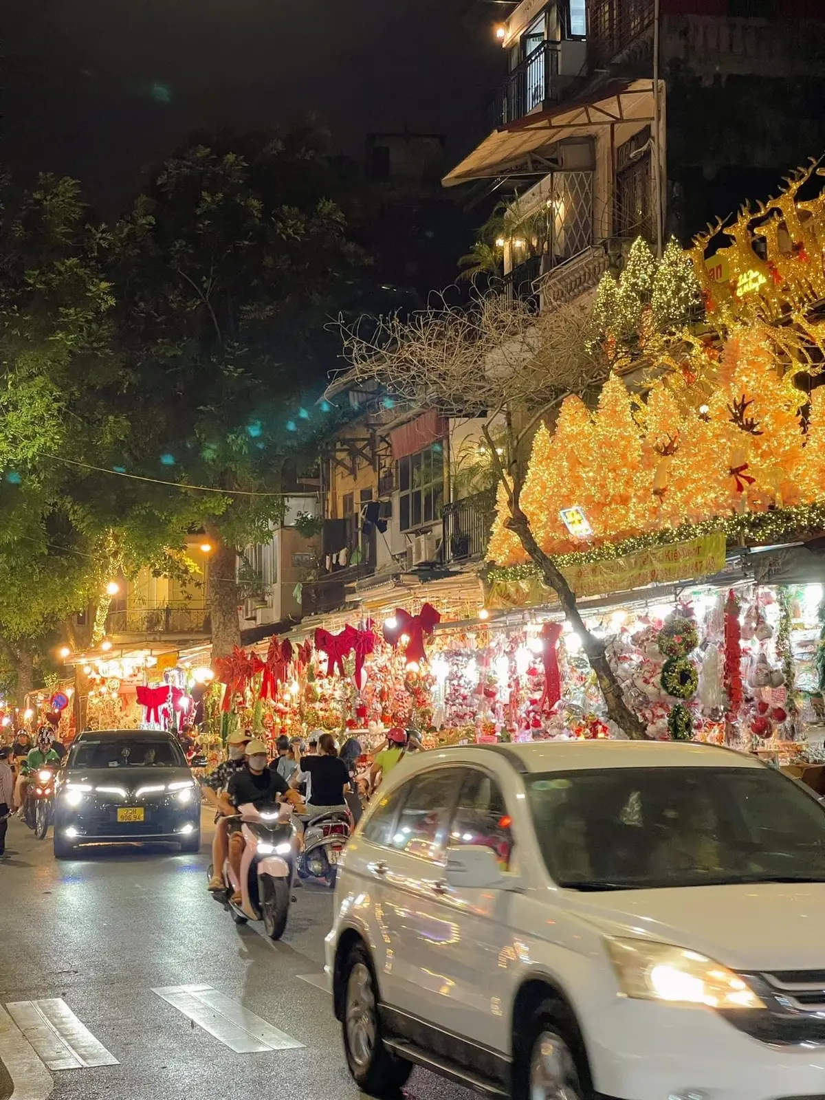 ☃️Phố Hàng Mã ngay lúc này đang tất bật chuẩn bị cho mùa “Giáng Sinh” năm nay, hàng quán đang phủ gần hết đồ Decor giáng sinh rùi nha cả nhà.  👉Tranh thủ lên đồ buổi tối lên đây checkin thui nào cả nhàaaa. 😘😘😘 #TikTokAwardsVN #hanoi #noenl🎄 #xuhuong #hanoilofi🇻🇳 