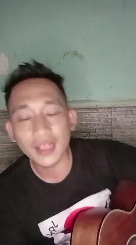 hiburan diri sendiri. ngga ada chord sama lirik jadi samar samar 🤣🤣🙏 #LIVEhighlights #TikTokLIVE #LIVE #cobalahmengerticover #cobalahmengerti #noah #noah 