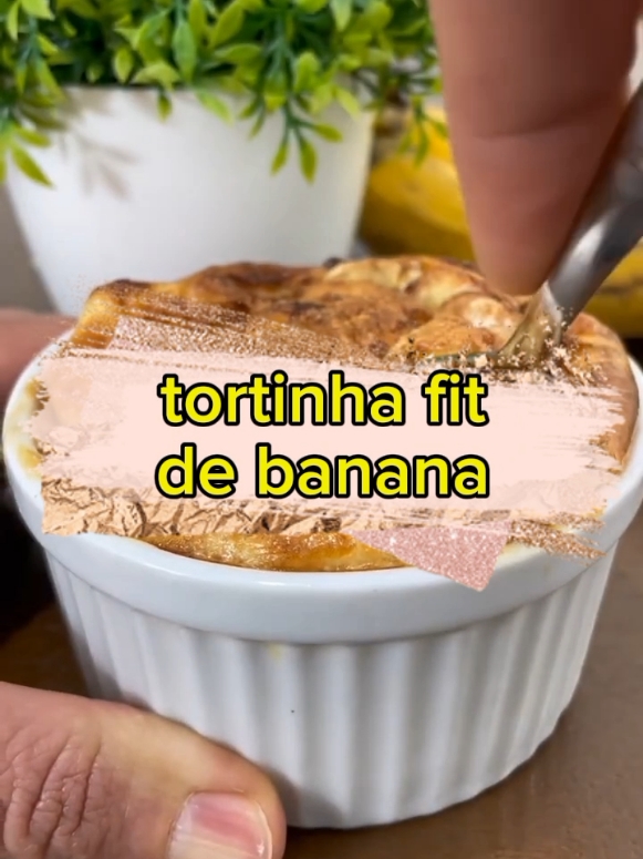 Tortinha de 🍌 com 207kcal 🍌INGREDIENTES: 1 banana. Usei a prata 50ml de leite desnatado 1 ovo sem a película da gema Canela em pó a gosto 15g de whey. Usei o sabor de butter cookies da Dux  Corte as bananas em rodelas e coloque no ramequim, untado com óleo de coco, como mostrei no vídeo. Depois misture os outros ingrediente. Mexa Jogue por cima da banana, coloca canela a gosto e leve a aerfryer por 15 minutos a 160•C, aumentei pra 180•C nos últimos 5 minutos. Prot: 18g Carbo: 19g Gord: 6g #receitafit #lancheproteico 