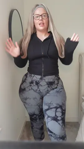 The most flattering top for that hourglass shape 😍  #jumper #curvy #hoodie #curvy #plussizefashion #fashiontiktok #gymgirl #GymTok  @prettylittlething 