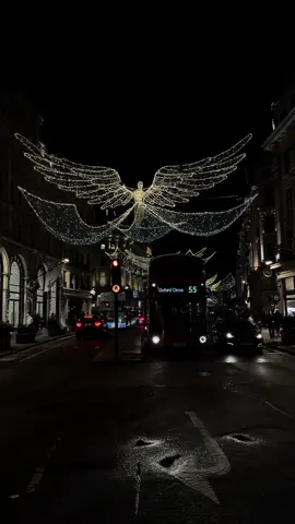 Chrsitmas season in Central London ❄️ #centrallondon #londonlightsatchristmas #christmaslights #oxfordstreet #london #londonchristmas #londontour #winterinlondon #xmas #xmaslights #foruyou #fyp #londonbus #londontiktok #londonhotspots #londonnightout #unitedkingdom 
