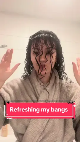 Refreshing my bangs ✂️✂️ My bangs were already cut 2 months ago professionally but I wasnt really convinced about it and wanted to modify it a bit. This is not a perfect cutting but it works perfectly for me 💗 #curlyhair #curlybangs #cuttingbangs #cutbangs #curlyhairbangs #bangstutorial #CapCut 