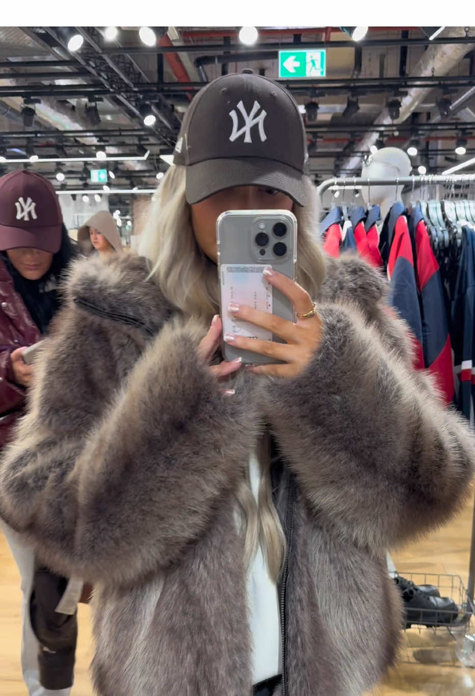 fur coat obsession continues! 🤌🏼  #furcoat #bershka #shopping #outfitinspo #winteroutfits #autumn #bestie #shoppingtrip #haul #zara 