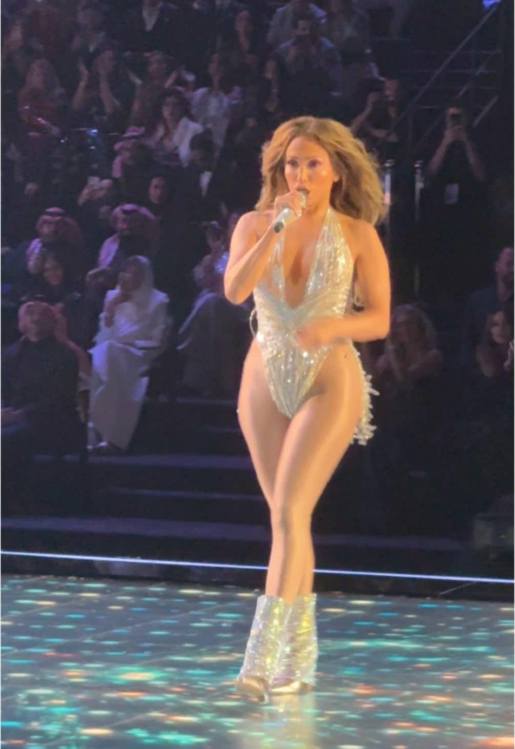 #jlo #jenniferlopez #eliesaab #1001SeasonsofELIESAAB #TikTokFashion 