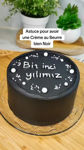 Comment colorer la crème au beurre en noir et obtenir un beau noir intense? Vous êtes nombreux à m'avoir posé la question très souvent. Car beaucoup d'entre vous, en colorant la crème en rajoutant le colorant noir, obtiennent du gris foncé. Eh bien aujourd'hui, je réponds à la question, en vous donnant une des astuces (car il y en a d'autres). Et grâce à celà, vous n'aurez plus aucune difficulté pour avoir une belle crème au beurre noir intense. La quantité va dépendre de la dimension du gâteau (moi j'ai fait une petite quantité, puisque c'était juste pour un petit bento cake et faire quelques écritures). À vous d'adapter vos quantités.  Très important, utilisez du colorant en gel. À savoir, que la couleur noir est celle qui est le plus difficile à avoir dans les crèmes. Moi personnellement je ne suis pas fan des gâteaux ou pâtisseries faîtes avec des crèmes noires; mais bon on suit la tendance et la demande!  Et aussi, ne soyez pas étonnés, si vous finissez avec les doigts tachés, parceque tout ce qui contient du colorant, bin ça laisse des traces; encore plus avec le noir! #buttercream #cakedesign #gateau #astuce #noir #ismadelices #algerie #tunisie #maroc #france 