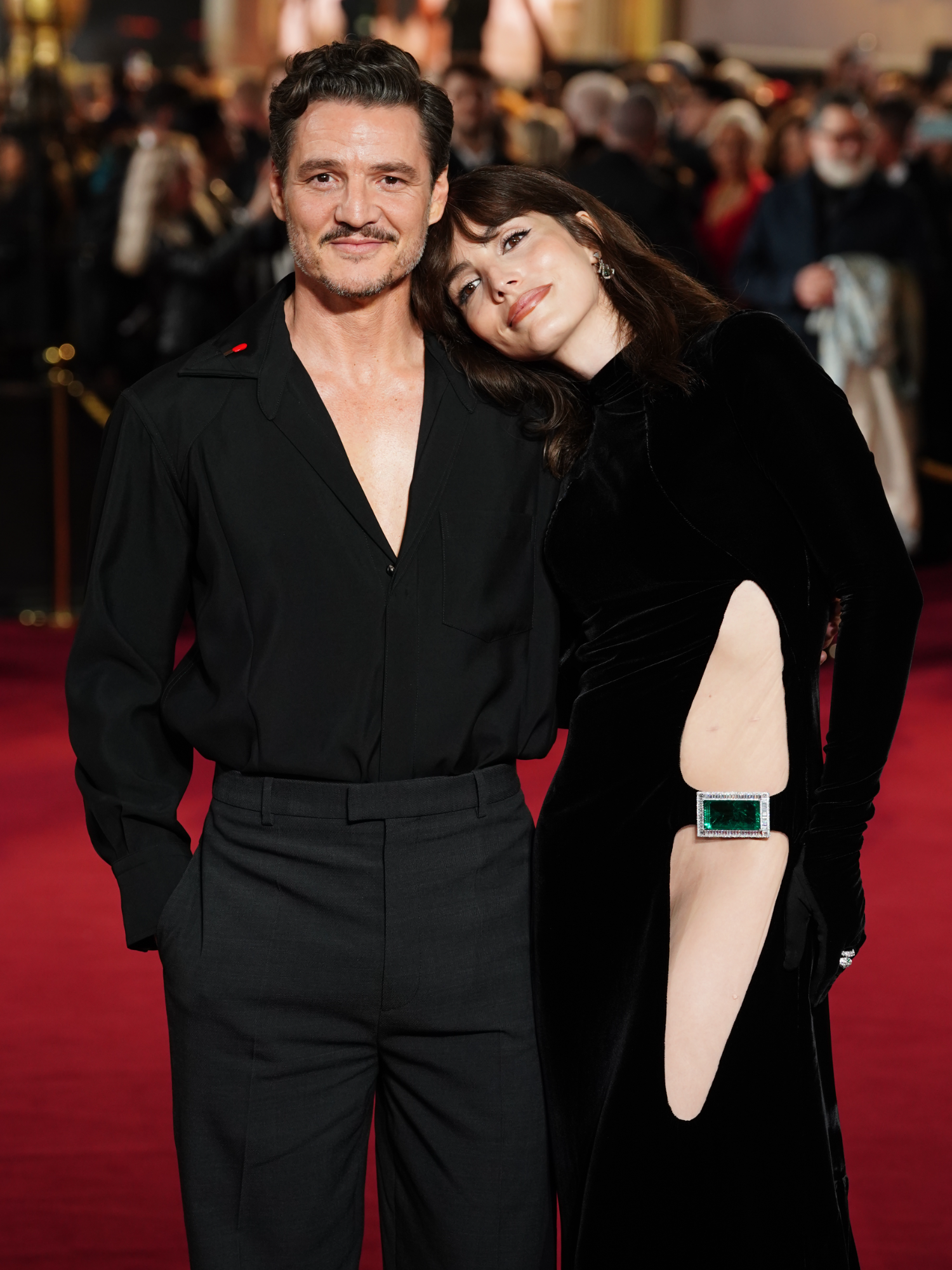 El bonito gesto de Pedro Pascal colocándole el vestido a su hermana, Lux Pascal en la presentación de 'Gladiator' II ❤️ #pedropascal #luxpascal #gladiators