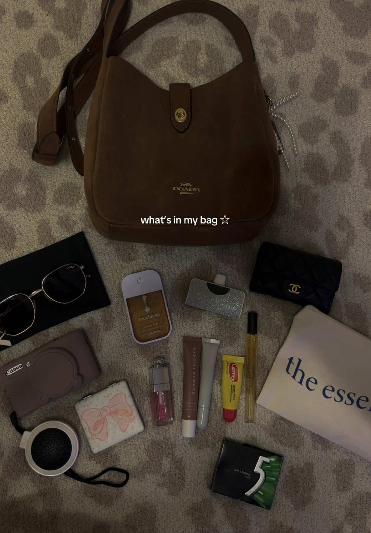 hi british vogue 😀 #whatsinmypurse #coach #coachpurse #coachhadley #inmybag #fallpurse 