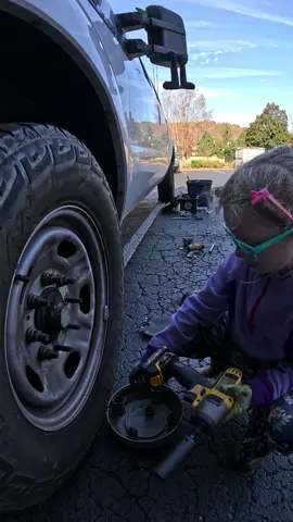 #teachgirlsrealstuff ✅ their favorite part is always taking off the tires😂❤️💪🏻