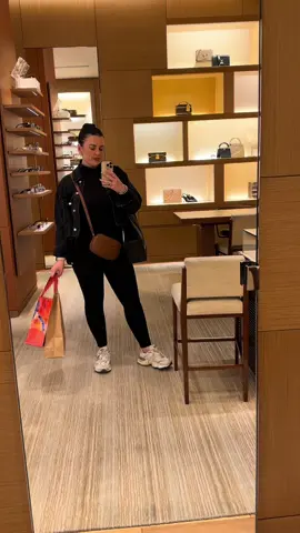 Buying my niece Louis Vuitton for her 18th birthday 🖤🖤 #shopping #designerbags #louisvuitton #designershopping #melbourne #gifts #spendthedaywithme #dayinmylife #Vlog 