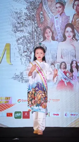 Con cùng lễ hội áo dài. Việt Nam ❤️