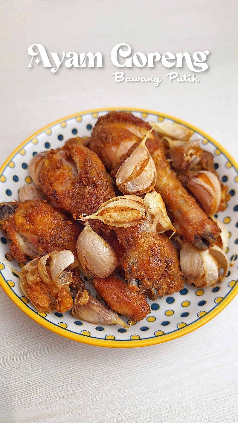 Ikutan yang lagi viral tapi ga ketiplek sama karna aku pake bumbu simpel yang tinggal cemplung aja dari Desaku dan ga kalah enak, dimakan pake sambel tempong jadi tambah seger Ayam Goreng Bawang Putih 650gr ayam 1 sachet Desaku Marinasi 1 sachet Lasaku Merica Bubuk 1 sachet Desaku Bawang Putih Bubuk 2 sdm tepung maizena 2 sdm air 10 siung bawang putih geprek beserta kulitnya Langkah memasak : 1. Marinasi ayam dengan Desaku Marinasi, Ladaku Merica Bubuk, Desaku Bawang Putih Bubuk dan tambahkan 2 sdm tepung maizena, 2 sdm air. Aduk rata, marinasi minimal 30 menit 2. Goreng ayam hingga matang dengan minyak yang cukup untuk membuat ayam semua terendam, agar matang sempurna. 3. Setelah ayam setengah matang masukkan bawang geprek dan lanjutkan hingga ayam dan bawang matang garing 4. Sajikan dengan sambal kesukaan kalian 💓 #ayambawang  #resepayamgoreng  #ayamgoreng  #ayamgorengbawang  #resepayamgorengbawang  #ayambawangputih_satset 