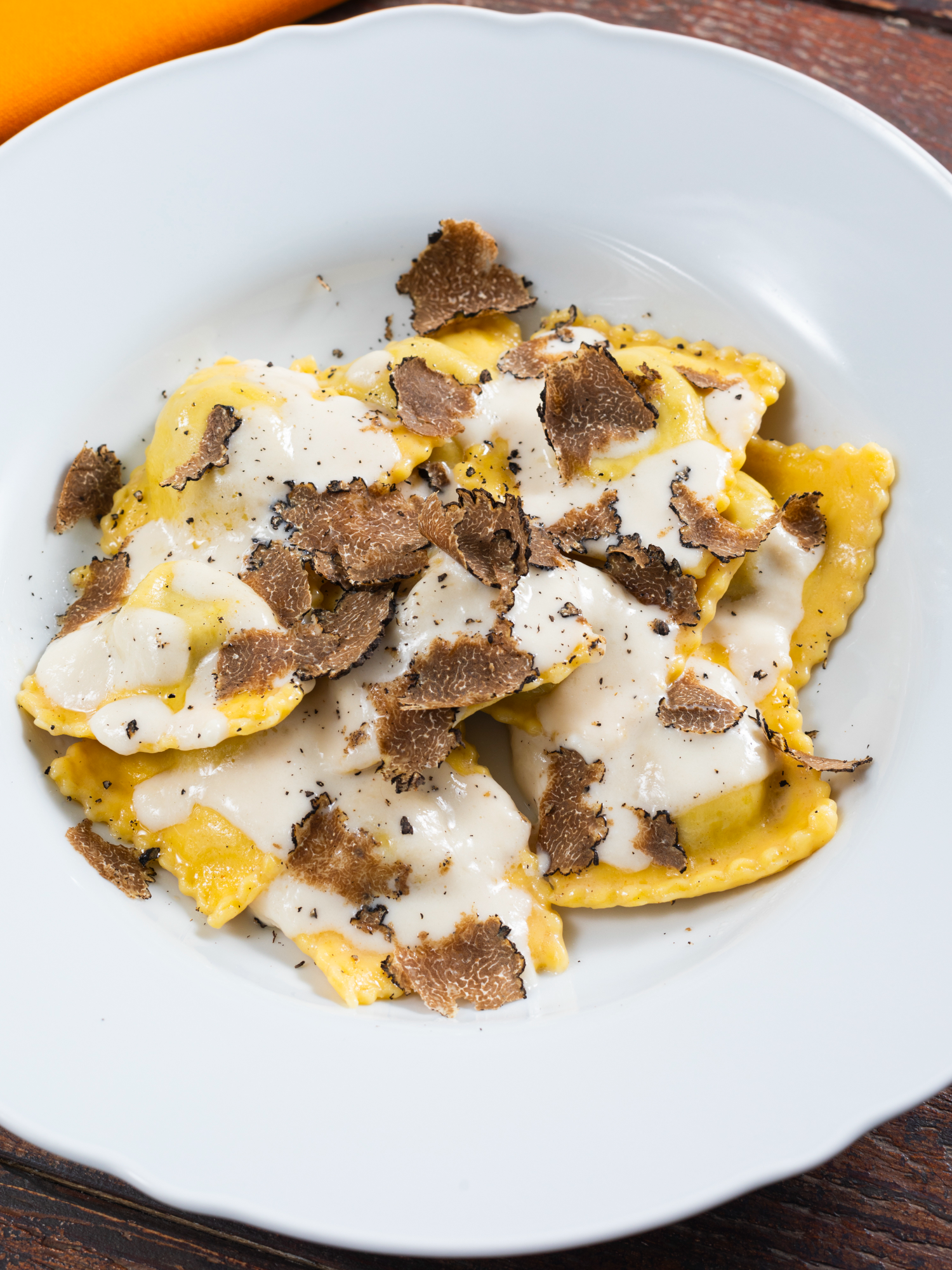 🥔✨ Quando patate e tartufo nero si incontrano dentro un raviolo... è amore al primo morso! 😋❤️ Resident Chef Creator ‪@sebastian_fitarau‬✨ #ravioli #pastafresca #pasta #tartufo Ingredienti x4: Per la pasta: 300 g di farina 00 3 uova 1 pizzico di sale Per il ripieno: 300 g di patate (preferibilmente a pasta gialla) 50 g di tartufo nero fresco 50 g di parmigiano grattugiato Sale e pepe q.b. Per il condimento: 20g Tartufo nero     •100ml latte 70g Parmigiano grattugiato