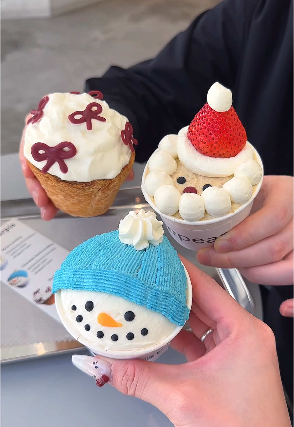 クリスマスメニューが可愛すぎた⛄️❄️🩵 店内はモノトーンで統一されているので、無機質な感じが韓国カフェっぽかったです💭 お会計は完全キャッシュレスなので注意してね⚠︎︎ 📍大阪/西大橋 「bluepearpie」 #大阪グルメ #大阪カフェ #bluepearpie 