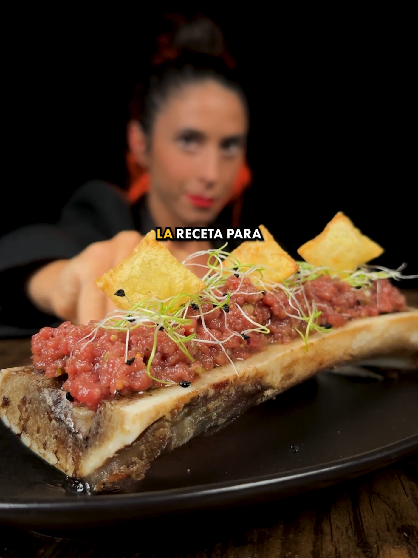 Steak Tartar sobre tuétano asado Ingredientes 🦴 2 tuétanos 🥩 150 g de solomillo o tapa (de nalga o cuadril) 🥚 1 yema de huevo 🧅 20 g de cebolla finamente picada 🥒 10 g de pepinillos en vinagre, picados 🌿 10 g de alcaparras, picadas 🌶 2-3 gotas de salsa Tabasco (ajustar al gusto) 🌶 1 pizca de chili en polvo (ajustar al gusto) 🫒1 cucharadita de aceite de oliva Opcional: ahumada  🌭 5 g de mostaza en grano 🍇 10 g de reducción de vinagre balsámico (equivalente a 2 cucharaditas de café) 🧂 Sal y pimienta al gusto Preparación ➊ Asa los tuétanos: Precalienta el horno a 200°C (392°F) y coloca los tuétanos en una bandeja de horno. Ásalos durante unos 15 minutos o hasta que estén dorados y la médula esté suave. Tienes el paso a paso en mis reels! ➋ Reducción de balsámico: En una pequeña cazuela, coloca aproximadamente 15-20 ml de vinagre balsámico a fuego bajo y cocina hasta que se reduzca a 10 g (o hasta que espese ligeramente). Reserva. ➌ Preparación de la carne: Mientras los tuétanos están en el horno, pica la carne finamente a cuchillo hasta obtener una textura de tartar. Colócala en un bol. ➍ Condimenta el tartar: Añade al bol de carne la yema de huevo, cebolla picada, pepinillos, alcaparras, Tabasco, chili en polvo, mostaza en grano, aceite de oliva, sal, pimienta y la reducción de vinagre balsámico. Mezcla bien hasta integrar todos los ingredientes. ➎ Emplatado: Coloca el tuétano asado en el centro de un plato. Encima del tuétano, coloca el tartar con cuidado. Decora la carne con germinados de cebolla y ajo, y añade unas patatas souflee por encima para un toque crujiente. ¡Esto me parece un entrante brutal, para los amantes de la carne, lo vais a gozar!!