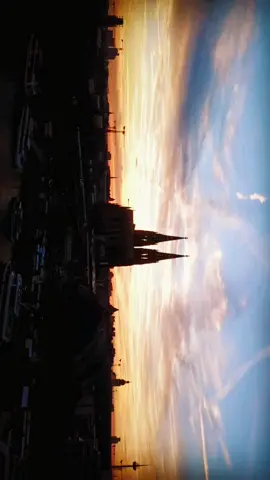 ⛪ Kölner Dom Kathedrale ⛪ Der Kölner Dom ist die Mutterkirche des Erzbistums Köln, Wahrzeichen der Stadt und Weltkulturerbe. Auch wenn sein Grundstein erst 1248 gelegt wurde, kann der Dom auf eine über 1700-jährige Geschichte zurückblicken. Themen auf dieser Seite Vorgängerkirchen 313 Erste Erwähnung eines Kölner Bischofs Die Vorgeschichte des Kölner Domes reicht bis in frühchristliche Zeit zurück. 313 n. Chr. wird mit dem hl. Maternus erstmals ein Kölner Bischof erwähnt. Es liegt im Bereich des Wahrscheinlichen – wenn es auch nach heutigem Forschungsstand nicht nachweisbar ist –, dass bereits zu seiner Zeit die Bischofskirche der römischen Stadt im Bereich der heutigen Kathedrale gestanden hat. Das Areal befand sich damals im nordöstlichen Stadtviertel, in unmittelbarer Nähe zur Stadtmauer und zum Nordtor. Es war vorwiegend durch Wohnbebauung geprägt. Vielleicht befand sich die erste Kirche innerhalb eines römischen Wohnhauses, wie dies für andere römische Städte belegt ist. #köln #dom #cathedral  #visitköln #visitgermany  #dronechallenge #droneshot #dronevideo #dronechampionsleague #unesco #weltkulturerbe #jesuslovesyou 