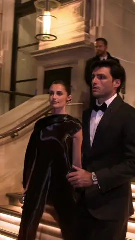 Carlos Sainz y Rebecca Donaldson afianzan su relación asistiendo juntos a la premiere de Gladiator II en Londres. La pareja deslumbró por la alfombra roja por la que también pasaron los protagonistas de la película, encabezado por los actores Pedro Pascal y Denzel Washington, o el rey Carlos III.  Para esta cita, Rebecca eligió un vestido asimétrico de la firma Ferrari que combinó con unos pendientes en tamaño XL y un original bolso de mano efecto cristal.  La modelo escocesa de 29 años se ha convertido en poco tiempo en inseparable del hijo de Carlos Sainz. Su relación saltó a los medios de comunicación a medidos de 2023 y desde entonces, son varias las veces que hemos visto a la pareja en público. #carlossainzjr #rebeccadonaldson #carlossainz55 #rebeccadonaldsoncarlossainz 